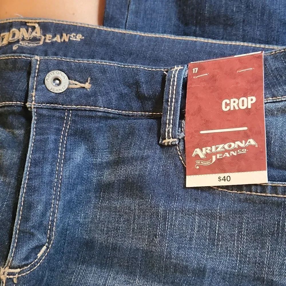 💕NWT Arizona crop jeans size 17. measures approx 36 waist, 22 inseam and 10 ri